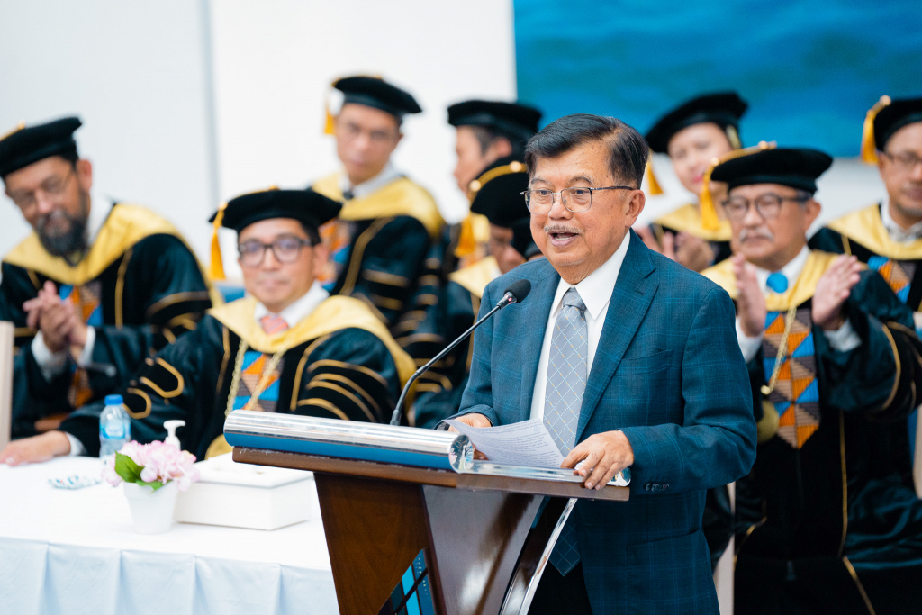 Jusuf Kalla speaking at the MA in Political Science graduation ceremony at Universitas Islam Internasional Indonesia and dean Philips J. Vermonte attends the ceremony
